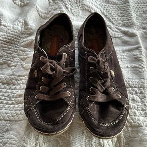 Cute chocolate brown Rocket Dog barefoot style size 7 tennis shoes.